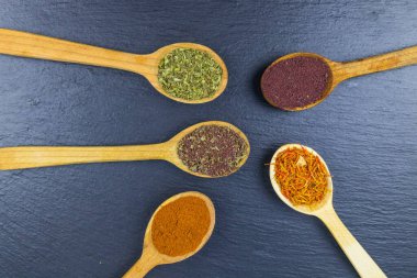 Siyah tahtada değişik aromatik baharatlar var. Üst görünüm