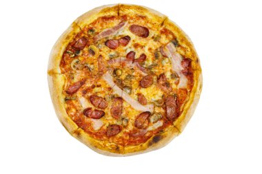 Beyaz arka planda sosisli, mantarlı ve peynirli leziz taze pizza.