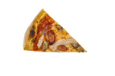 Beyaz arka planda izole edilmiş sosisli, mantarlı ve peynirli pizza.