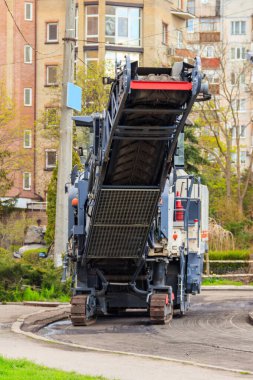 Yol onarım alanında asfalt değirmen ve öğütme makinesi