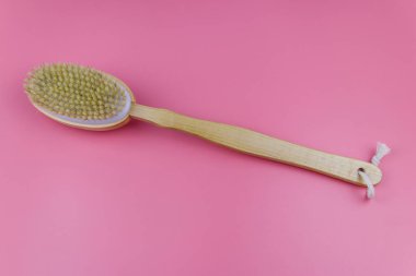 Pembe arka planda masaj fırçası