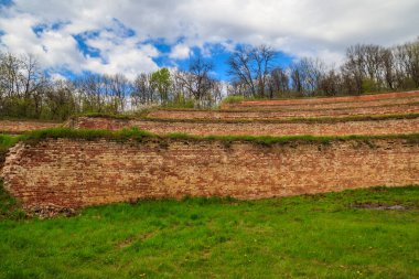 Şarkı söyleyen teraslar 19. yüzyılda inşa edilmiş ve Ukrayna 'nın Kharkiv bölgesinde tuğla duvarlarla güçlendirilmiş bahçe teraslarıdır.