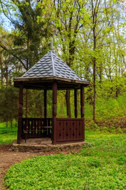 Krasnokutsk parkında küçük ahşap bir çardak, Harkiv bölgesi, Ukrayna