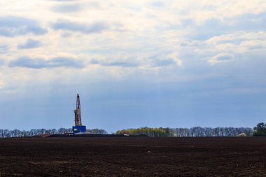 Arazi petrol sondaj platformu sahada