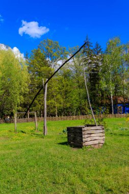 Ukrayna 'daki köyde eski bir ahşap gölge.