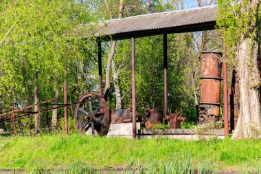 Ukrayna 'nın Pereyaslav kentindeki Açık Hava Halk Mimarisi ve Ortanca Naddnipryanschina Halk Yolları Müzesi' nde buharlı eski bir harman makinesi.