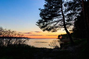 Gün batımında Dinyeper nehrinin manzarası