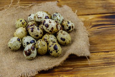 Tahta bir masada bıldırcın yumurtası.
