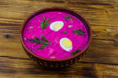 Tahta bir masada soğuk pancar çorbası.