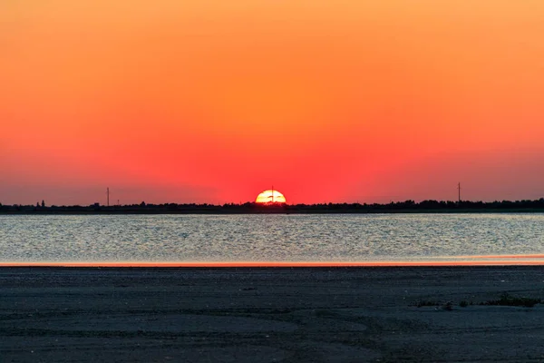 Schöner Orangefarbener Sonnenuntergang Über Einem Salzsee — Stockfoto