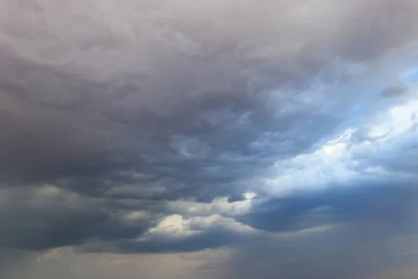 Temné Bouřkové Mraky Obloze Před Bouří Deštěm Dramatické Pozadí Oblohy — Stock fotografie