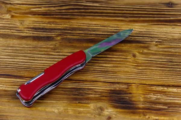 Červená Univerzální Kapesní Nůž Rustikálním Dřevěném Pozadí Horní Pohled — Stock fotografie