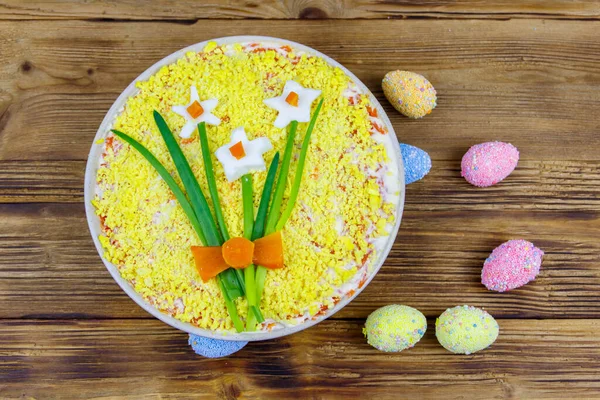 Salada Tradicional Camadas Russa Mimosa Com Decoração Primavera Daffodil Ovos — Fotografia de Stock
