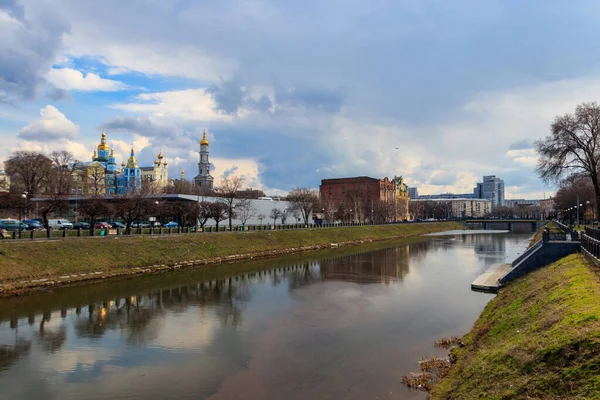 Vista Intercessão Pokrovsky Mosteiro Rio Lopan Kharkov Ucrânia — Fotografia de Stock