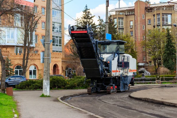 道路補修現場でのアスファルト粉砕機 — ストック写真