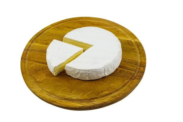 白い背景に隔離されたまな板の上にブリーチーズのピース — ストック写真