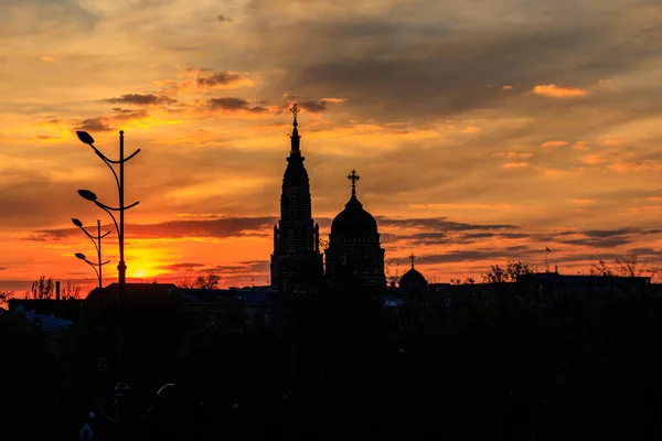 乌克兰哈尔科夫日落时宣布主教座堂的景观 — 图库照片