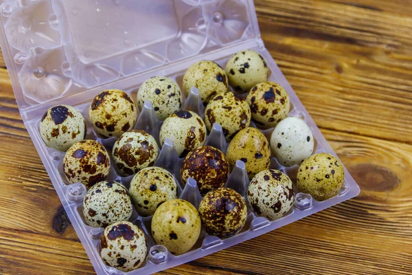 Перепелиные Яйца Пластиковой Коробке Деревянном Столе — стоковое фото