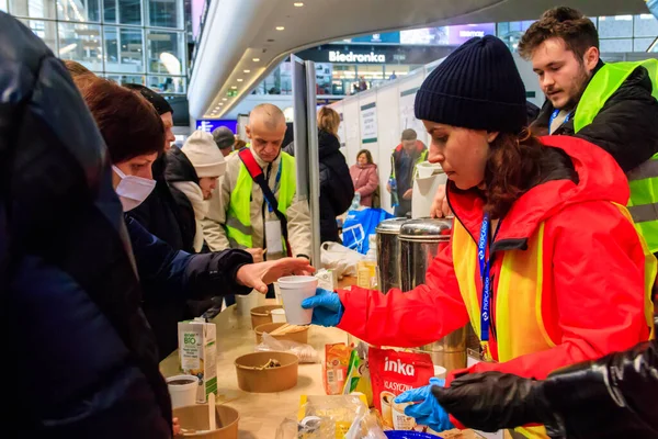 Warsaw Poland March 2022 Volunteers Help Refugees Ukraine Railway Station — Free Stock Photo