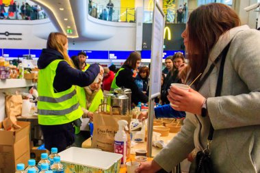 Varşova, Polonya - 9 Mart 2022: Gönüllüler Polonya 'nın Varşova kentindeki tren istasyonunda Ukraynalı mültecilere yardım ediyor