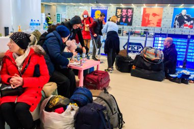 Varşova, Polonya - 9 Mart 2022: Çoğu kadın ve çocuk olmak üzere Ukraynalı mülteciler Varşova, Polonya 'daki tren istasyonlarının koridorlarında dinleniyorlar.
