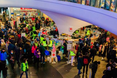 Varşova, Polonya - 9 Mart 2022: Gönüllüler Polonya 'nın Varşova kentindeki tren istasyonunda Ukraynalı mültecilere yardım ediyor