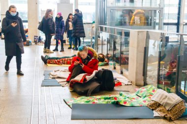 Varşova, Polonya - 9 Mart 2022: Çoğu kadın ve çocuk olmak üzere Ukraynalı mülteciler Varşova, Polonya 'daki tren istasyonlarının koridorlarında dinleniyorlar.