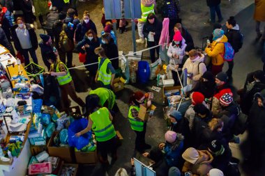 Varşova, Polonya - 9 Mart 2022: Gönüllüler Polonya 'nın Varşova kentindeki tren istasyonunda Ukraynalı mültecilere yardım ediyor