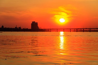 Dinyeper nehri üzerinde güzel bir günbatımı Dnipro şehri, Ukrayna