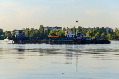 Kremenchug, Ukrayna 'daki Dinyeper Nehri' nde sanayi gemisi.