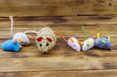 Ahşap arka planda kedi için fare oyuncakları