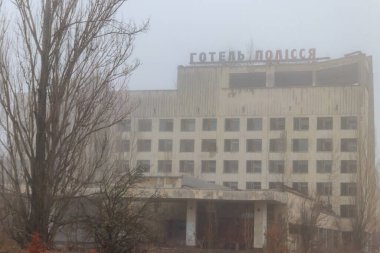 Ukrayna 'nın Çernobil Yasaklama Bölgesi' ndeki Pripyat hayalet kasabasındaki Polissya otelinin terk edilmiş binası. Ukraynaca yazı: Otel Polissya