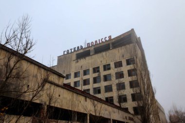 Ukrayna 'nın Çernobil Yasaklama Bölgesi' ndeki Pripyat hayalet kasabasındaki Polissya otelinin terk edilmiş binası. Ukraynaca yazı: Otel Polissya