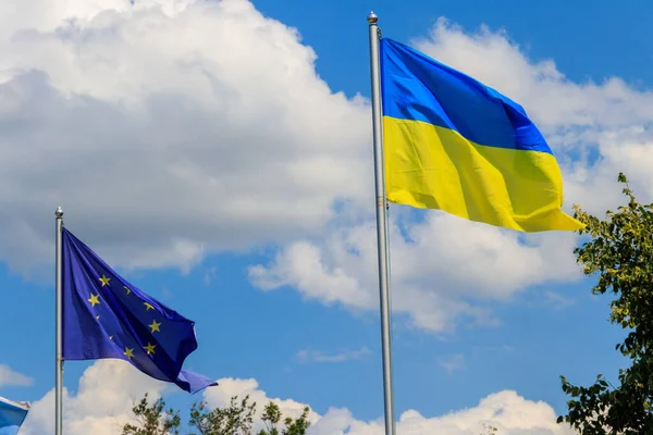 Bandeira União Europeia Bandeira Ucrânia Contra Céu Azul — Fotografia de Stock