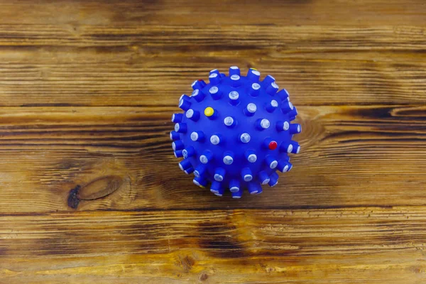 木製の背景に青い犬のおもちゃのボール トップ表示 — ストック写真