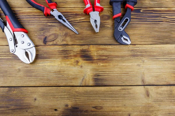 Set Diferentes Alicates Sobre Fondo Madera Vista Superior Espacio Copia — Foto de Stock