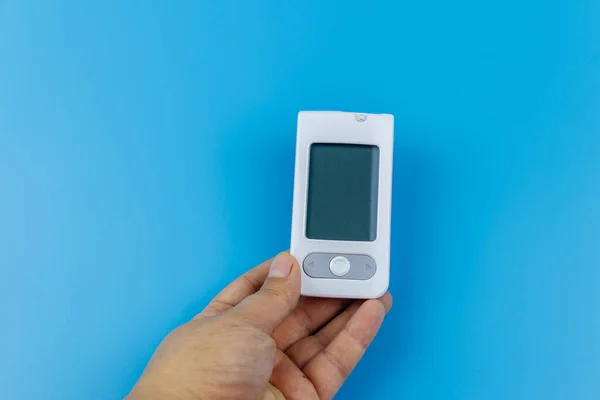 Digital Glukometer Kvinnlig Hand Över Pastellblå Bakgrund Diabetesbegreppet — Stockfoto