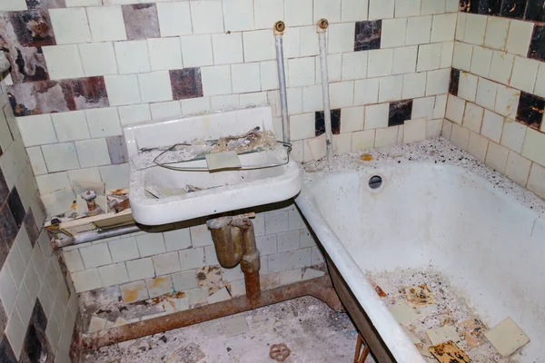 Łazienka Opuszczonego Mieszkania Mieście Widmo Prypeć Strefie Wyłączności Czarnobyl Ukraina — Zdjęcie stockowe