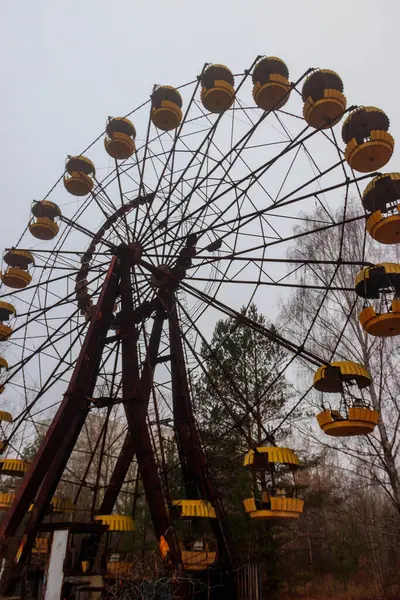 Çernobil Yasak Bölge, Ukrayna 'daki Pripyat hayalet kasabasının eğlence parkında terk edilmiş dönme dolap.