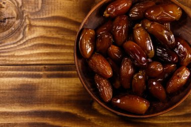 Kurumuş meyveler ahşap masada. Üst görünüm