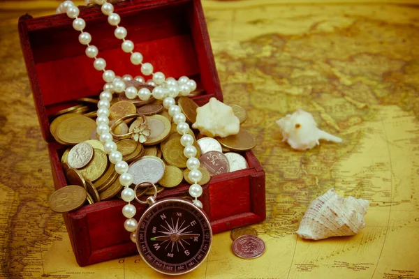 Cofre Del Tesoro Con Joyas Monedas Brújula Conchas Mapa Vintage — Foto de Stock