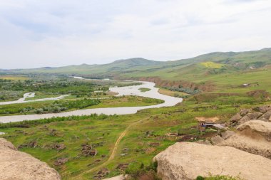 Antik mağara şehri Uplistsikhe, Georgia 'dan Kura Nehri ve Kafkas Dağları manzarası