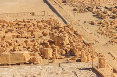 Deir el-Bahri 'deki Hatshepsut tapınağının yanındaki arkeolojik alan. Eski Mısır 'ın Mısır' daki Nil 'in Batı Şeria' sındaki kazıları (antik Teb.