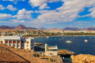 Sharm El Sheikh, Mısır 'daki Naama Körfezi manzarası. Yukarıdan görüntüle