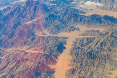 Mısır 'daki Sina dağları ve çöl manzarası. Uçaktan görünüm
