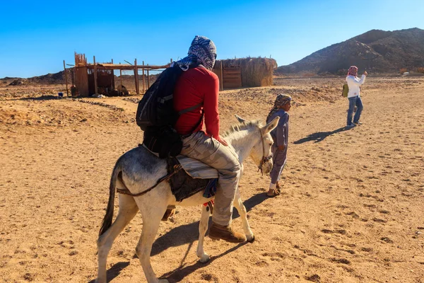 Hurghada Ägypten Dezember 2018 Touristen Reiten Auf Einem Esel Der — Stockfoto