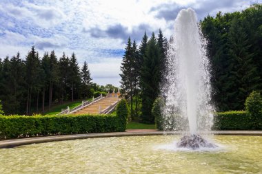 Peterhof, St. Petersburg, Rusya 'daki Aşağı Park' taki Menagerie Çeşmesi