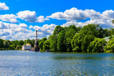 Tsarskoye Selo, Puşkin, Rusya 'daki Catherine Park' ta Chesme sütunu ve Türk hamamı pavyonu