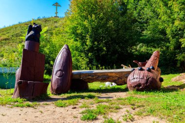 Efsanevi kahraman Ilya Muromets 'in tahta heykeli Murom, Rusya yakınlarındaki Karacharovo köyünde
