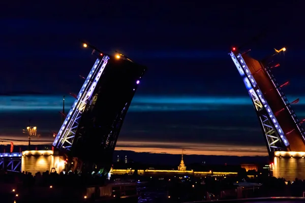 皇宫吊桥通车从俄罗斯圣彼得堡涅瓦河看王宫桥的夜景 — 图库照片